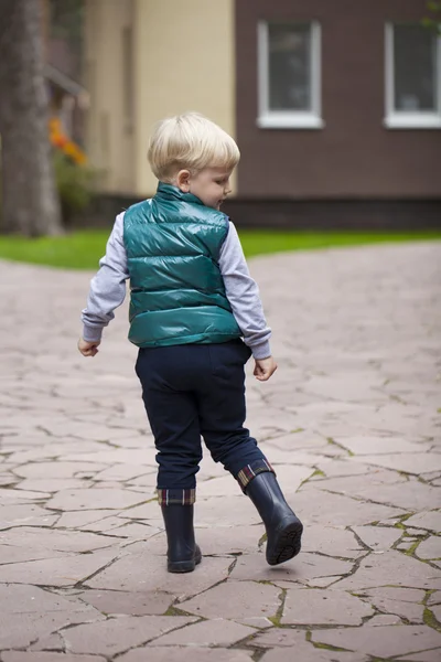 Hela längden av liten blond pojke — Stockfoto