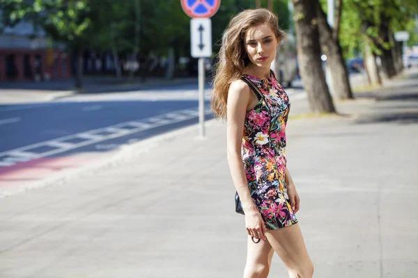 Jonge mooie vrouw in sexy jurk op de zomer-straat — Stockfoto