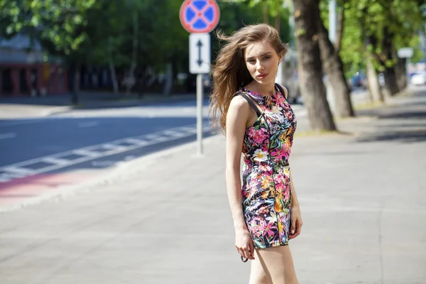 Jonge mooie vrouw in sexy jurk op de zomer-straat — Stockfoto