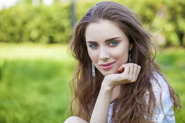 Retrato de bela jovem mulher feliz — Fotografia de Stock