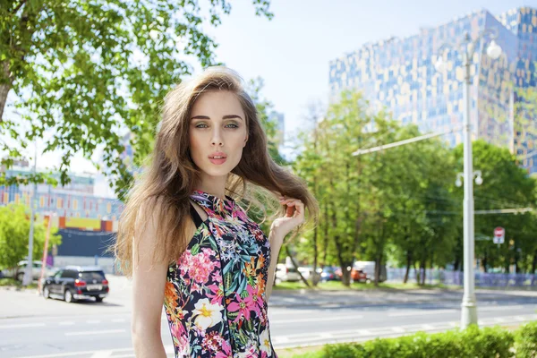 Retrato de hermosa joven feliz mujer —  Fotos de Stock