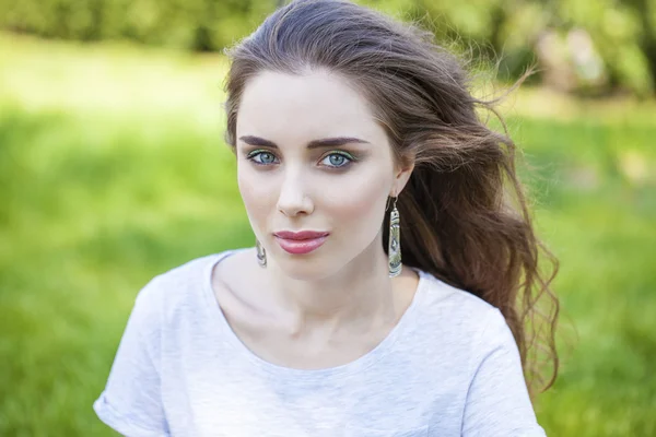 Retrato de hermosa joven feliz mujer —  Fotos de Stock