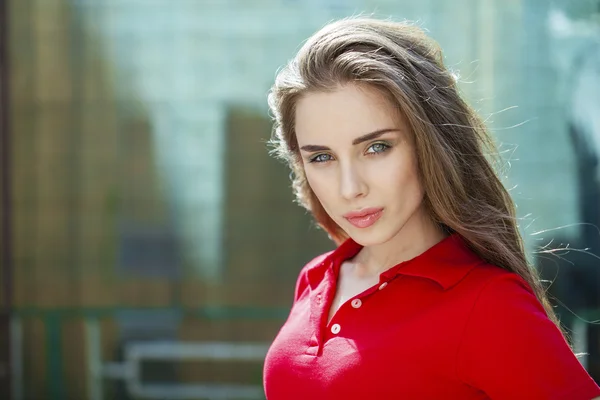 Retrato close-up de jovem bela mulher morena — Fotografia de Stock