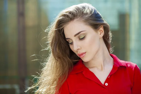 Retrato close-up de jovem bela mulher morena — Fotografia de Stock