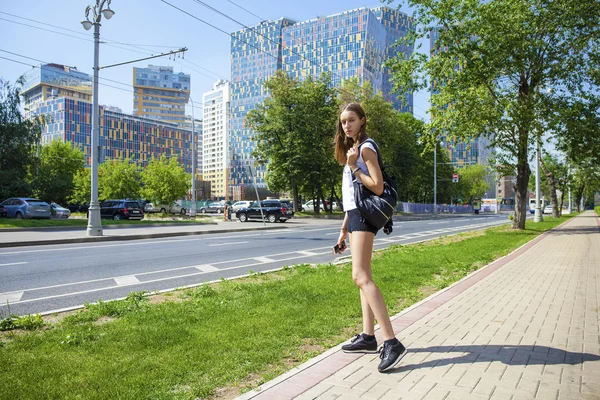 Jovem mulher bonita em preto curta caminhada na árvore de verão — Fotografia de Stock