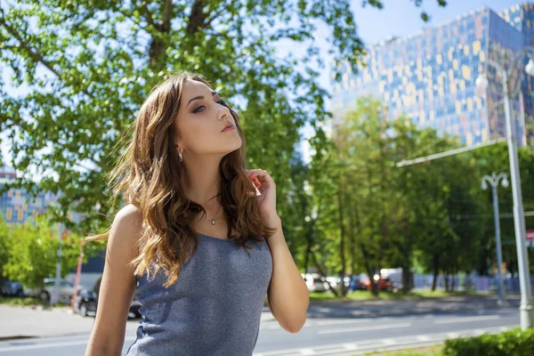 Närbild porträtt av en glad ung kvinna ler — Stockfoto