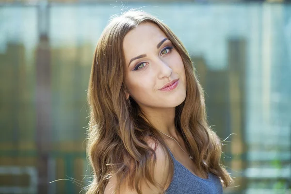 Retrato de hermosa joven feliz mujer —  Fotos de Stock