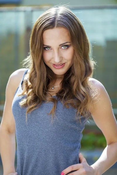 Retrato de hermosa joven feliz mujer —  Fotos de Stock