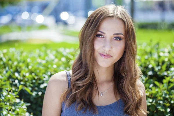 Retrato de hermosa joven feliz mujer — Foto de Stock