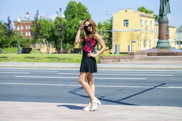 Jonge brunette vrouw op het park van de zomer — Stockfoto