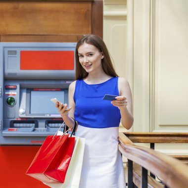 Atm de kredi kartından para çekme mutlu esmer kadın 