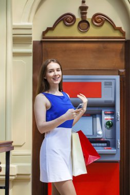 Atm de kredi kartından para çekme mutlu esmer kadın 