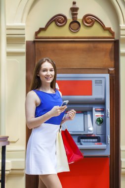 Atm de kredi kartından para çekme mutlu esmer kadın 