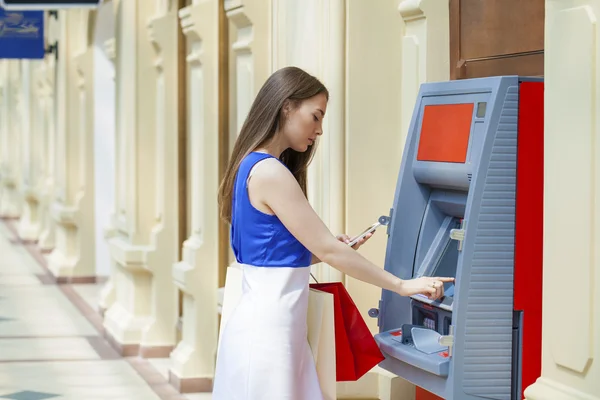 Happy brunette woman withdrawing money from credit card at ATM — Stock Photo, Image