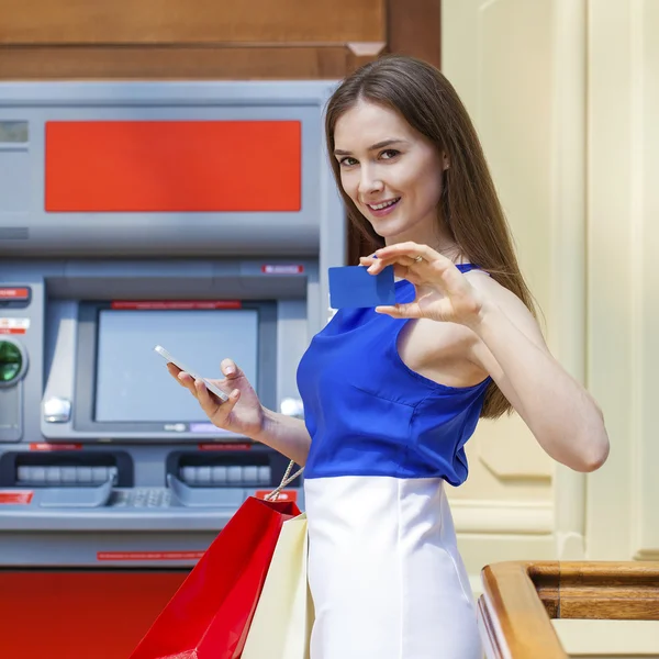 Atm de kredi kartından para çekme mutlu esmer kadın — Stok fotoğraf