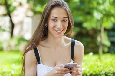 Genç esmer kadın telefonda mesaj okuma