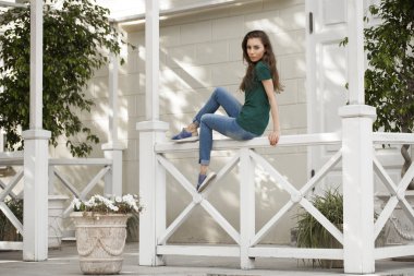 Güzel genç Mavi Jeans saçlı kadın kahverengi 