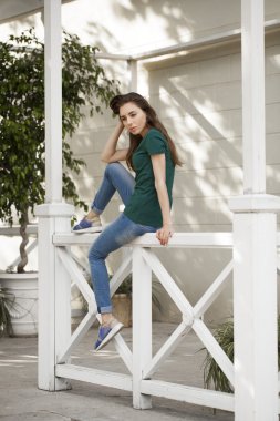 Güzel genç Mavi Jeans saçlı kadın kahverengi 