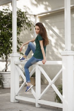 Güzel genç Mavi Jeans saçlı kadın kahverengi 