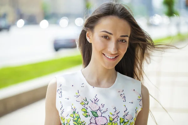 Close-up portret van een gelukkige jonge vrouw glimlachen — Stockfoto