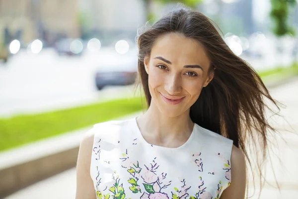 Primo piano ritratto di una giovane donna felice sorridente — Foto Stock