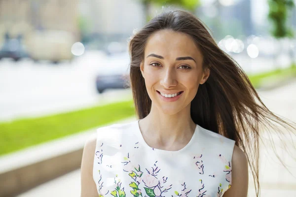 Primo piano ritratto di una giovane donna felice sorridente — Foto Stock