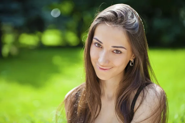 Porträt einer schönen jungen glücklichen Frau — Stockfoto