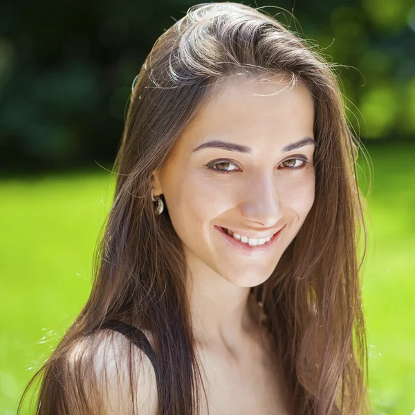 Portret pięknej młodej kobiety szczęśliwy — Zdjęcie stockowe
