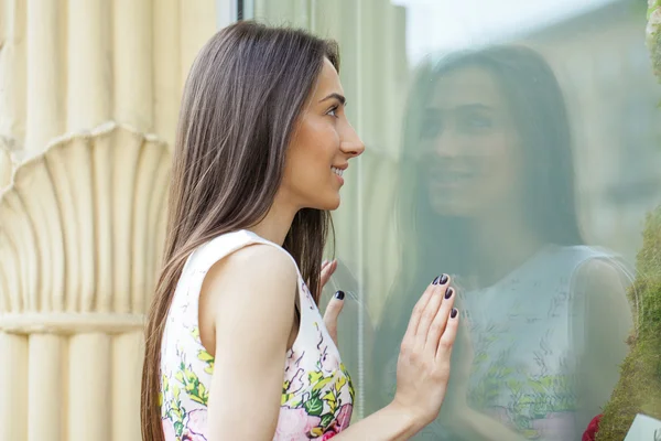 Portrait close up of young beautiful woman — Stock Photo, Image