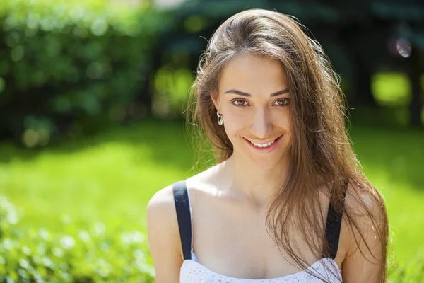 Retrato de bela jovem mulher feliz — Fotografia de Stock