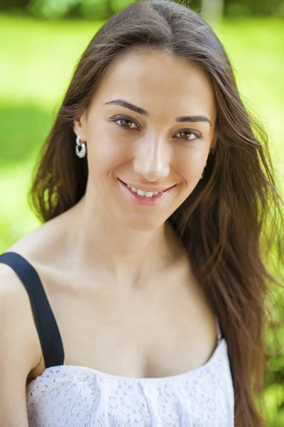 Retrato de hermosa joven feliz mujer —  Fotos de Stock