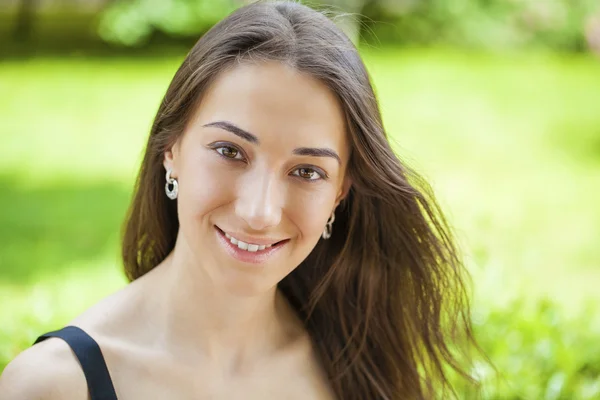 Retrato de bela jovem mulher feliz — Fotografia de Stock