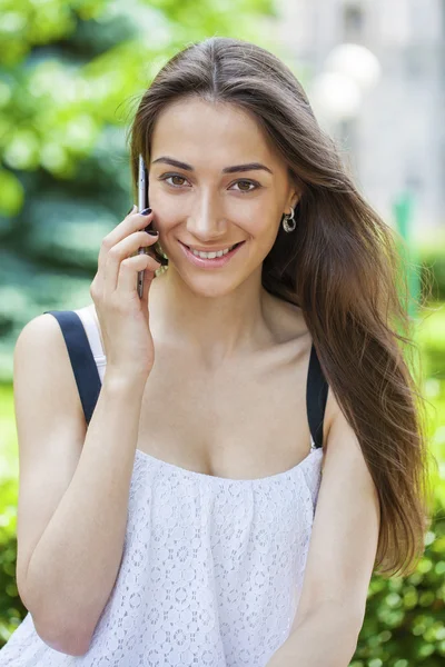 Hermosa joven morena llamando por teléfono —  Fotos de Stock