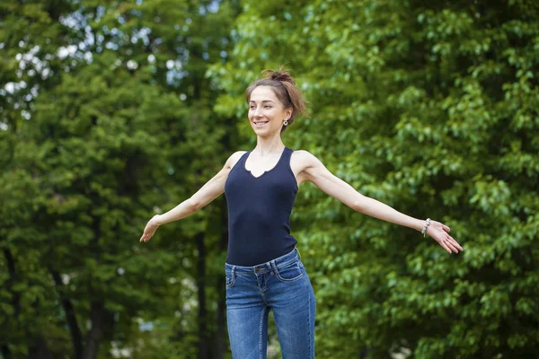 Närbild porträtt av en glad ung kvinna ler — Stockfoto