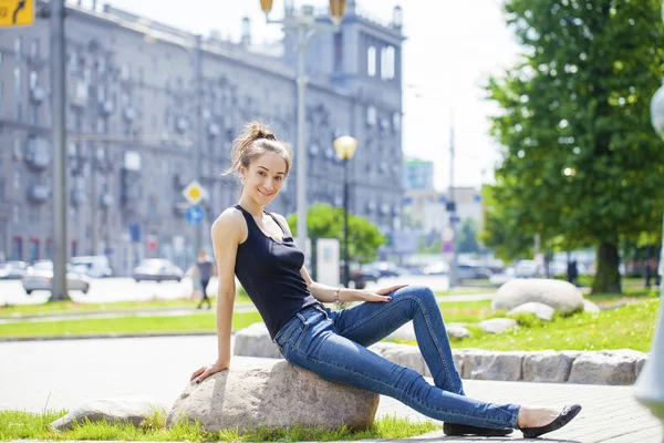 Jovem bela mulher de cabelos castanhos em jeans azuis — Fotografia de Stock