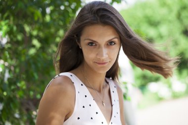 Portre yakın çekim genç güzel esmer kadın