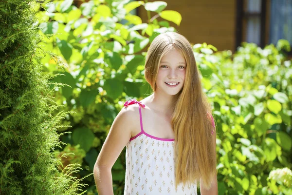 Porträtt av en vacker ung blond liten flicka — Stockfoto
