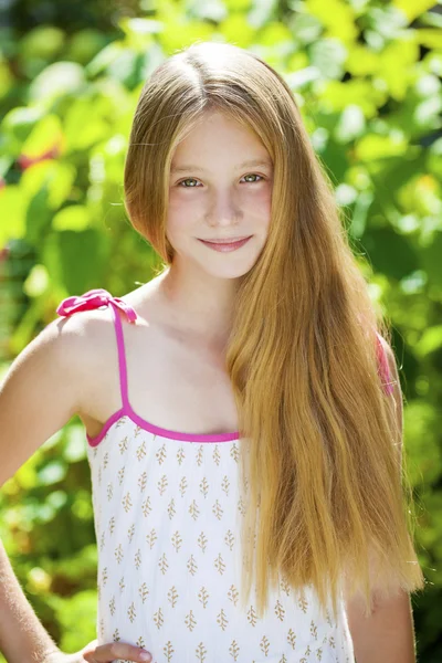 Retrato de uma linda jovem loira menina — Fotografia de Stock