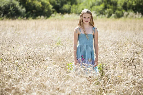 Retrato de una hermosa niña — Foto de Stock