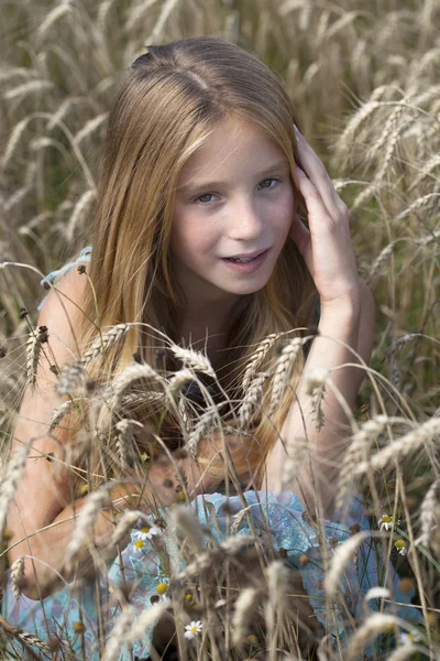 Porträt eines schönen jungen Mädchens — Stockfoto