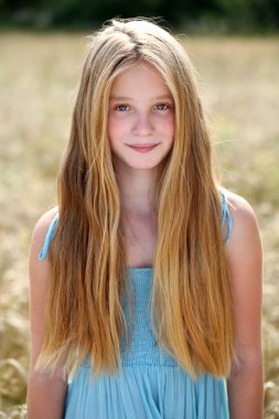 Güzel bir genç kızın portresi. 