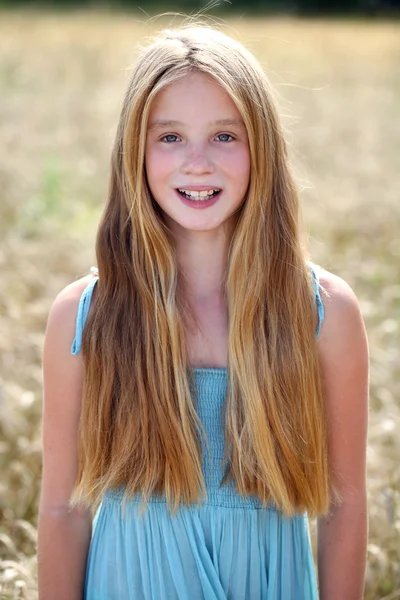 Egy gyönyörű fiatal lány portréja. — Stock Fotó