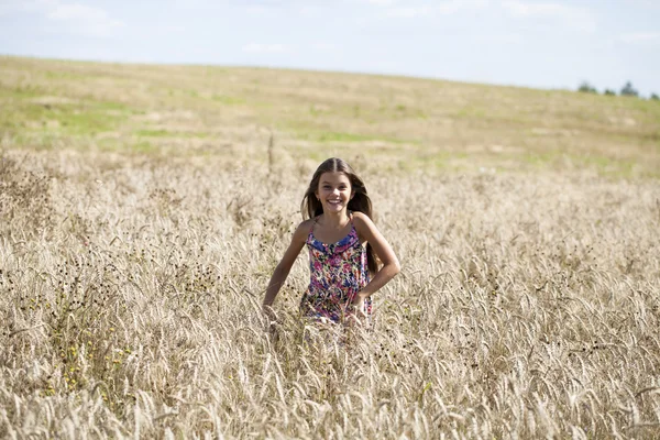 Menina bonita correndo campo de verão — Fotografia de Stock