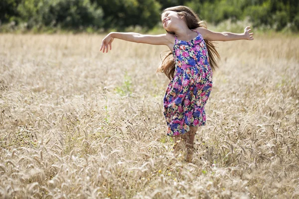 Beautiful young little girl running summer field — Stock Photo, Image