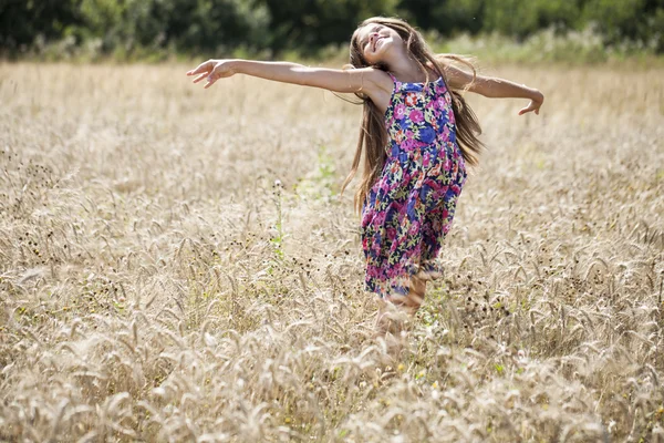 Bella giovane ragazza che corre campo estivo — Foto Stock