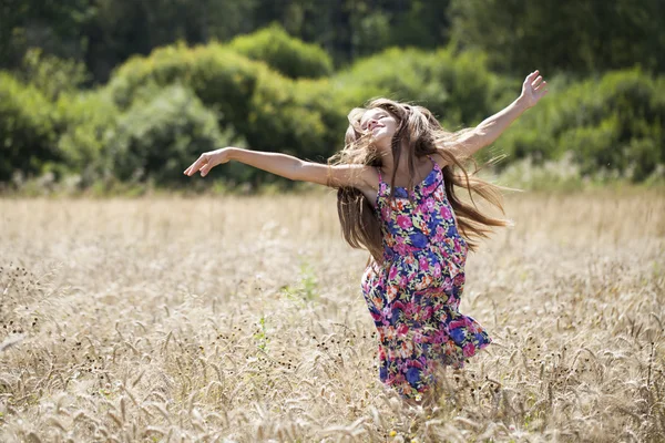 Vacker ung liten flicka kör sommaren sätter — Stockfoto