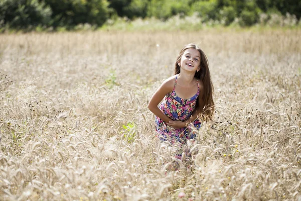 Belle jeune fille courir champ d'été — Photo