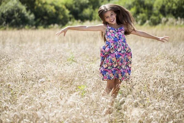 Hermosa niña corriendo campo de verano —  Fotos de Stock