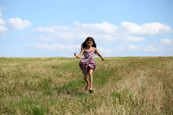 Menina bonita correndo campo de verão — Fotografia de Stock