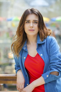 Portre yakın çekim genç güzel esmer kız